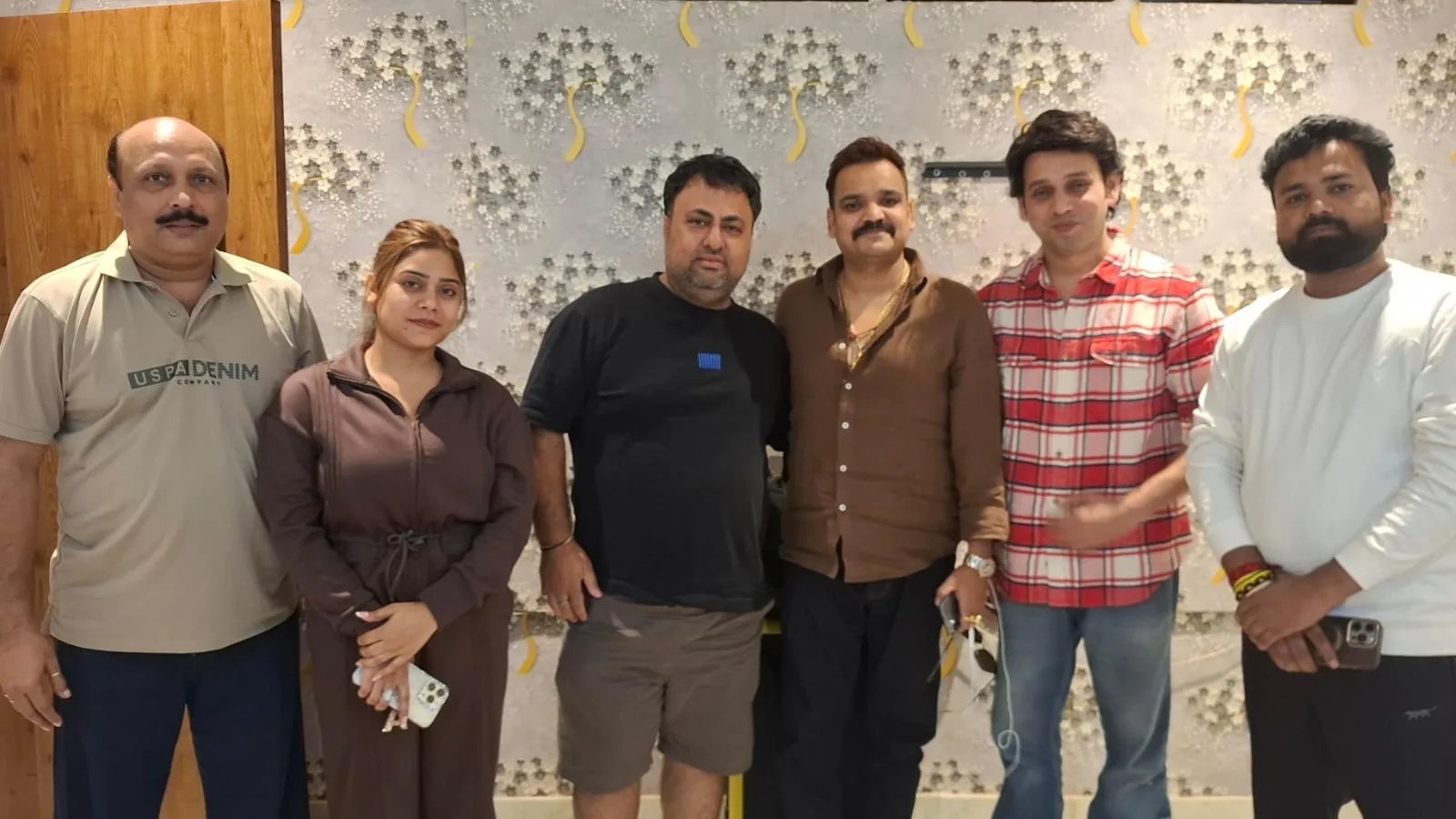 वाराणसी में नए बॉलीवुड गाने की शूटिंग, सेट पर पहुंचे बीजेपी नेता  रूपेश पांडेय ने दी पूरी टीम को बधाई