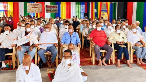 देवेंद्र धाम में आज गुरु पुष्कर जयंती सप्ताह के अंतर्गत आज  द्वितीय दिवस सामायिक दिवस