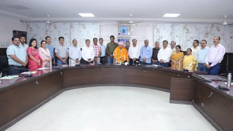 विश्वविद्यालय स्थापना दिवस एवं दीक्षांत समारोह की तैयारियों को लेकर बैठक आयोजित