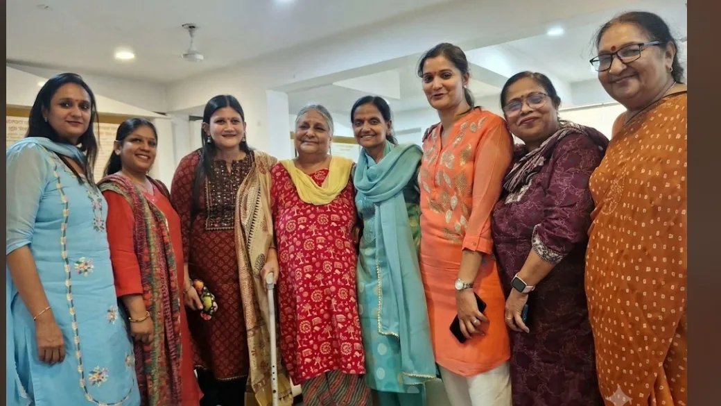 पुराने नगमों की महफिल में छलके आंसू, वरिष्ठजनों ने रोटरी एलीट सदस्यों को लगाया गले
