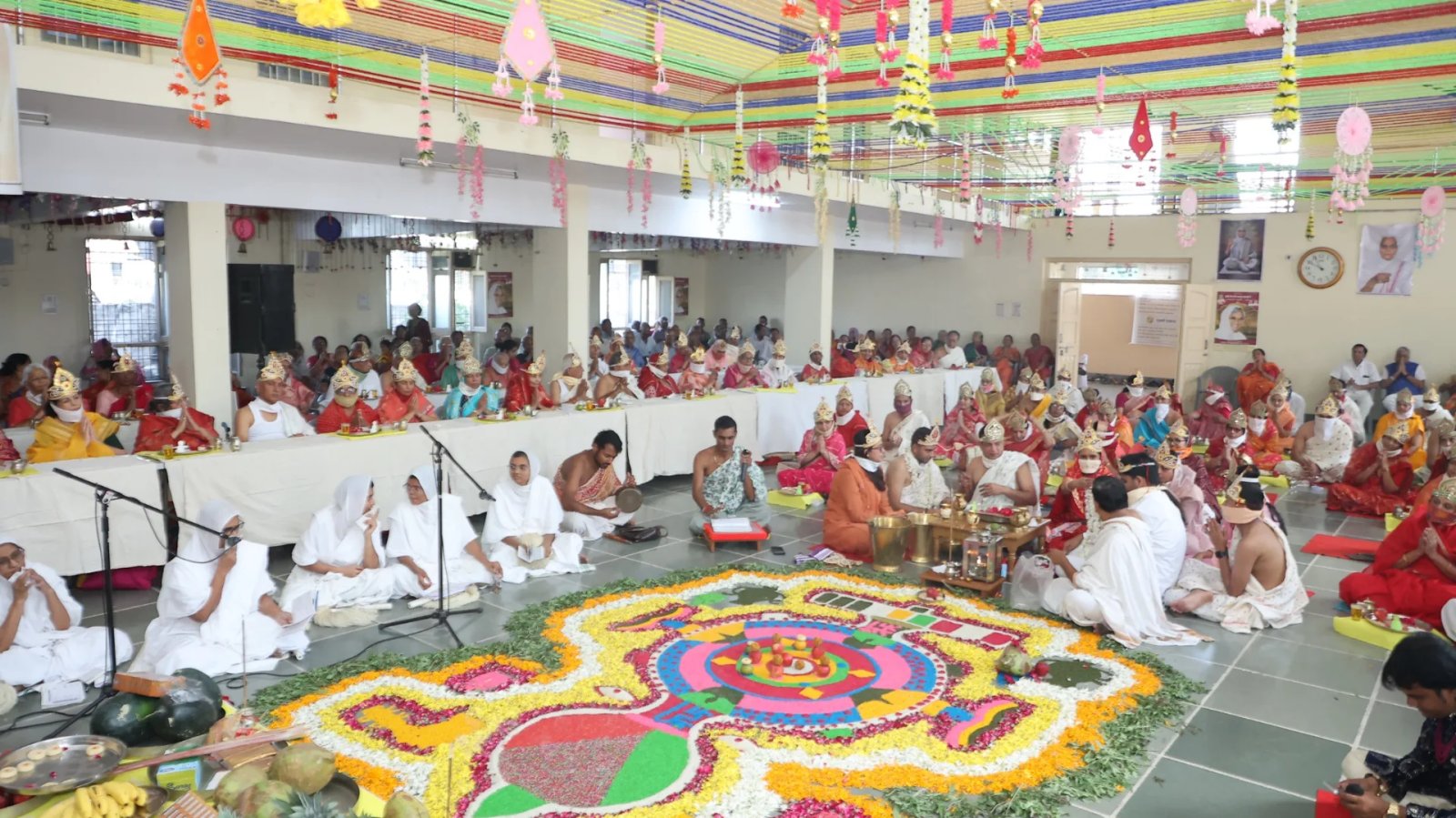 सूरजपोल दादावाड़ी में भक्तिभाव से संपन्न हुआ 54 जोड़ों का दादा गुरुदेव महापूजन