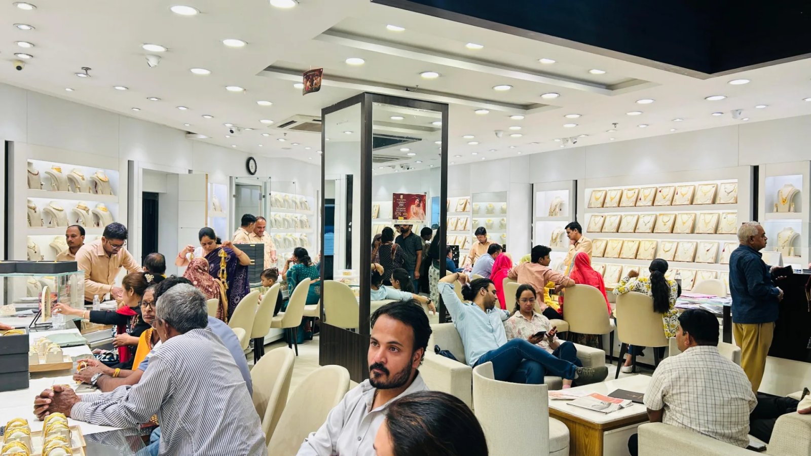 करवा चौथ पर अलंकार ज्वेलर्स में खरीदारी का खास मौका, सोने-चांदी के भाव घटने के साथ मेकिंग चार्ज में भी राहत