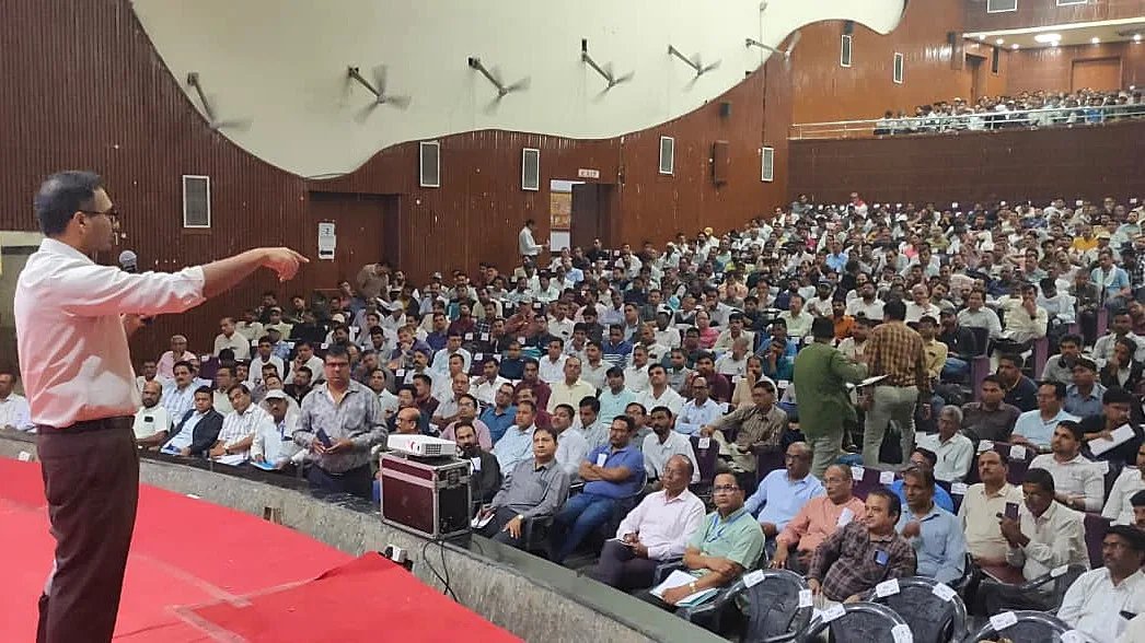 निष्पक्ष एवं पारदर्शी मतदान सर्वाेच्च प्राथमिकता, निर्वाचन दायित्वों का पूरी गंभीरता से करें निर्वहन - जिला निर्वाचन अधिकारी