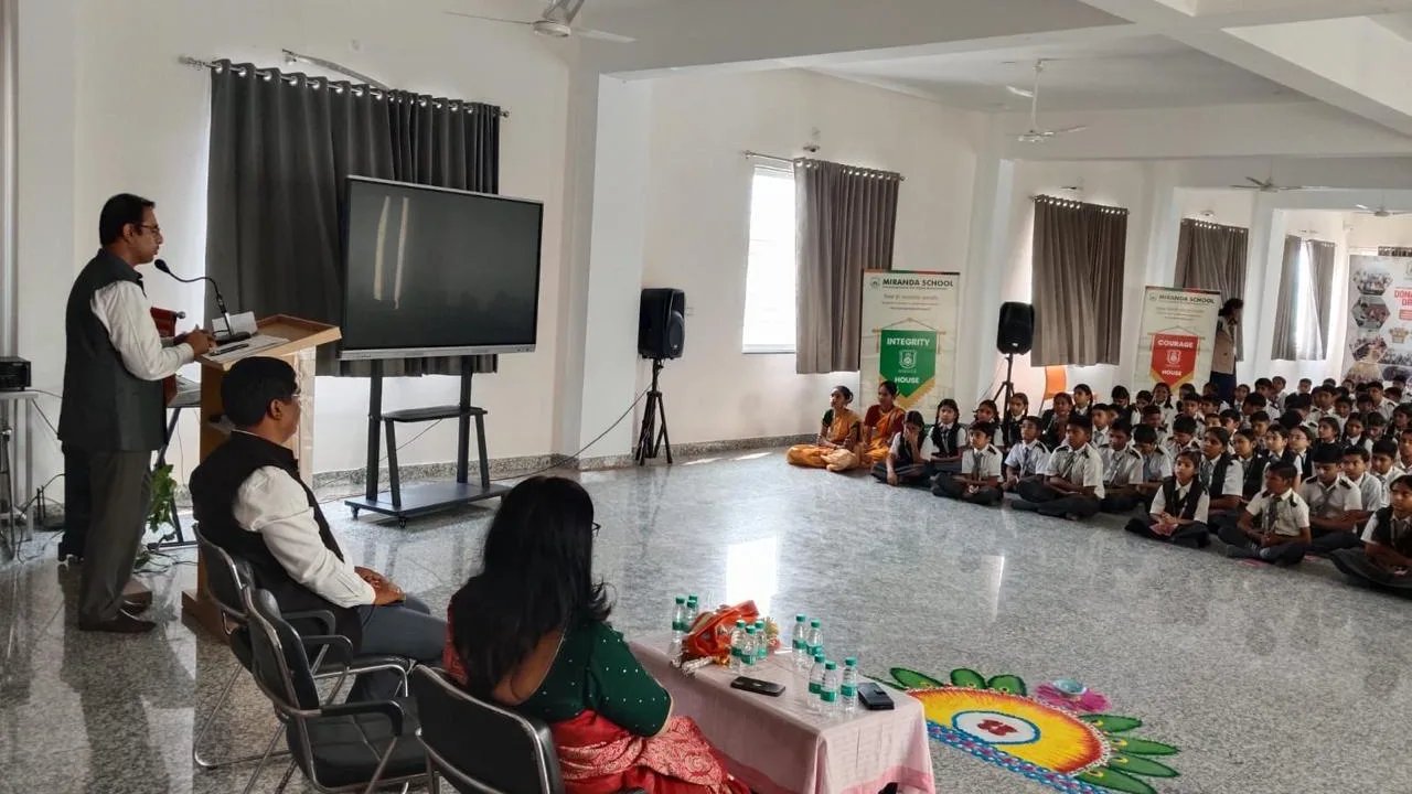 अधिकारों के लिए आवाज उठाओ, अपनी सुरक्षा के लिए मजबूती से खड़े रहो