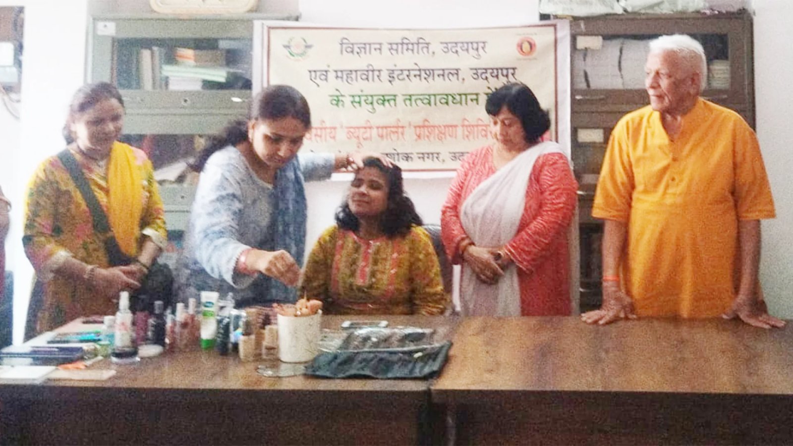 विज्ञान समित में 40 महिलाओं के लिये 30 दिवसीय बेसिक ब्यूटी पार्लर कोर्स प्रारंभ