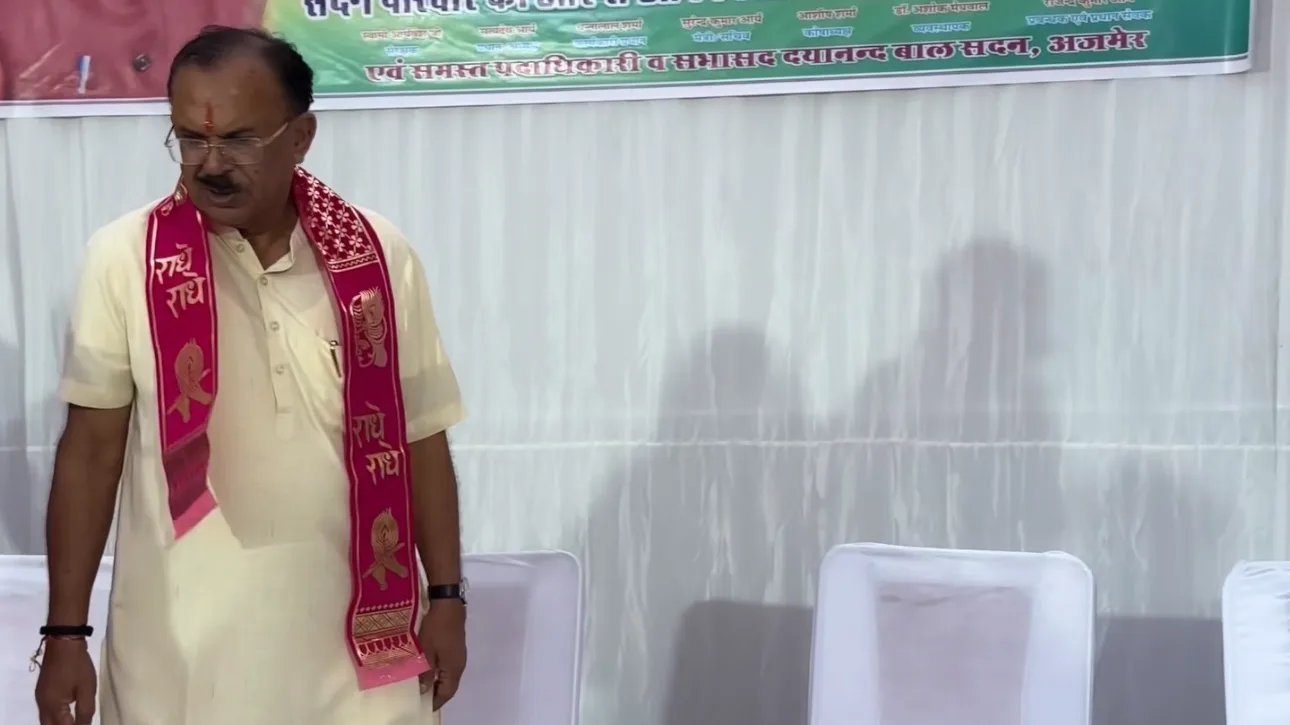राजस्थान विधानसभा अध्यक्ष वासुदेव देवनानी ने मंच से विशेष शाही कुर्सी हटवा अनुकरणीय उदाहरण प्रस्तुत किया
