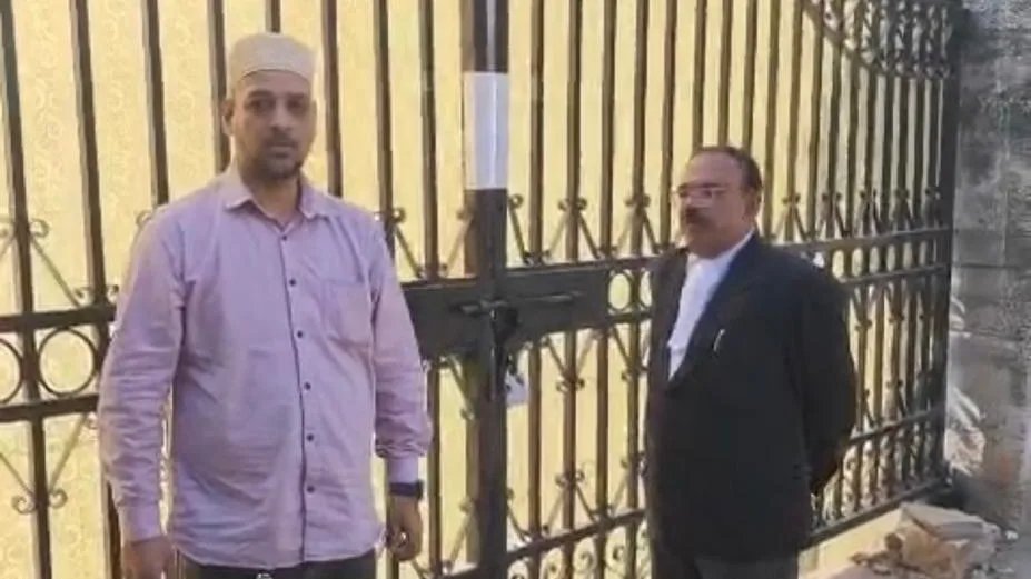 मुख्य चिकित्सा एवं स्वास्थ्य अधिकारी के नहीं आने पर नहीं खोल सके फेक्ट्री