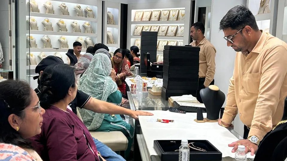 करवा चौथ पर अलंकार ज्वेलर्स में खरीदारी की धूम, ग्राहकी ने तोड़े रिकॉर्ड