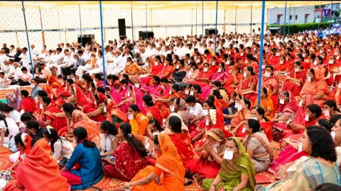 देवेंद्र धाम में करवा चौथ पर संतों का उद्बोधन