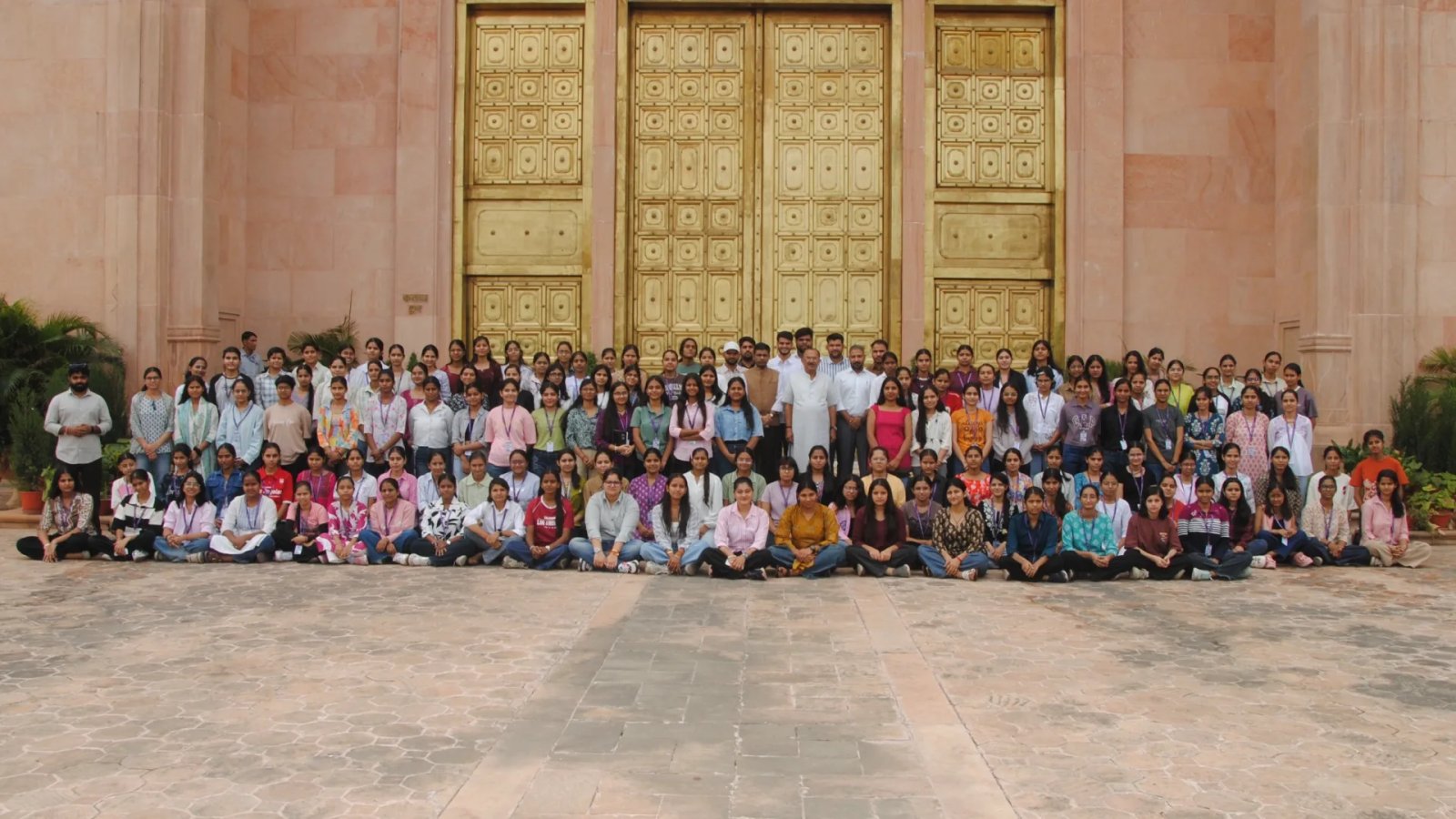 महावि‌द्यालय की बालिकाओं ने किया राजस्थान विधान सभा का शैक्षणिक भ्रमण स्पीकर श्री देवनानी से मिली छात्राएं