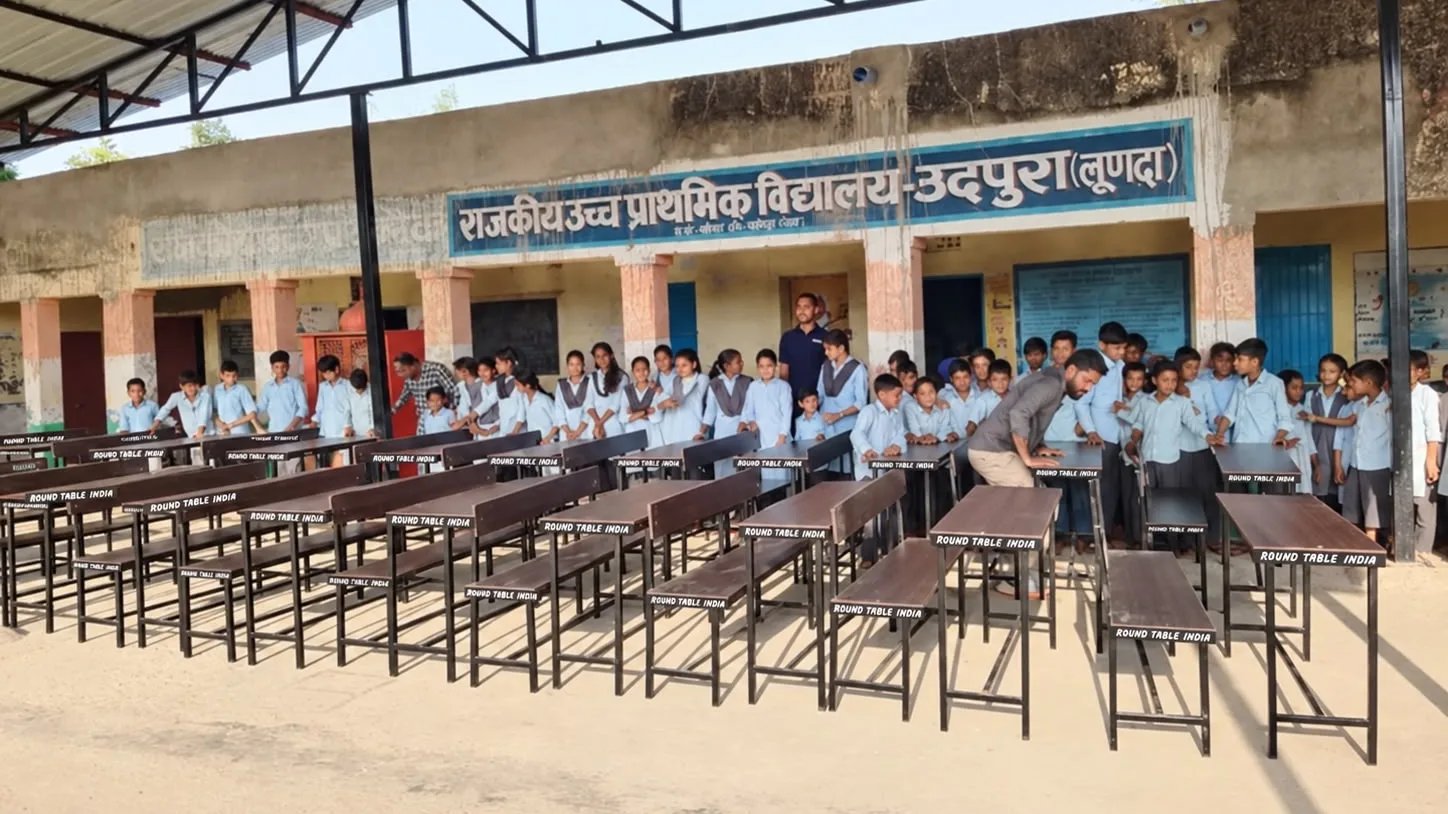 उदयपुर लेक सिटी राउंड टेबल 206 ने विद्यार्थियों को भेंट किए डेस्क-बेंच