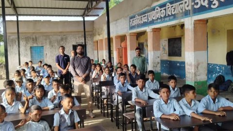 उदयपुर लेक सिटी राउंड टेबल 206 ने विद्यार्थियों को भेंट किए डेस्क-बेंच